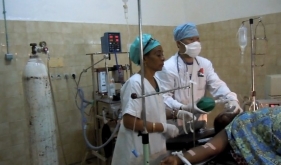 钟日胜在科摩罗首都马鲁夫医院和当地医务人员一起抢救