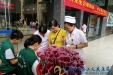 志愿者为无偿献血保驾护航