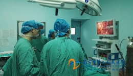 五象外科顺利完成首例双内镜手术