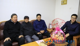 南宁市卫生计生委领导新春慰问医院老党员