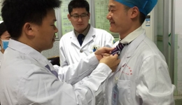 白衣天使领带淡妆上岗，急诊医护用新风貌迎接新年