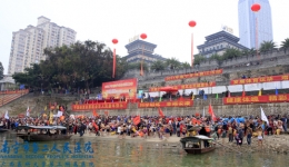 冬泳洗旧尘 畅游迎新年