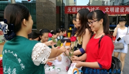 我院志愿者为无偿献血保驾护航