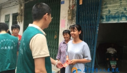 心系贫困生 中秋送温暖