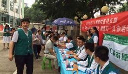 我院开展支部党员“两学一做”暨“服务百姓健康行”社区义诊活动
