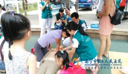 南宁市民盟二医院支部进社区服务群众