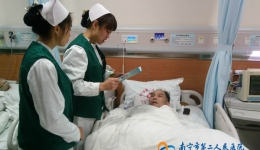 微笑天使的温暖——记烧伤整形外科“送温暖，传递爱”活动