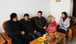 市卫计委领导节前到我院走访慰问老党员和困难党员