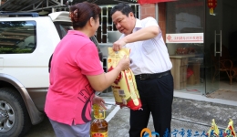 我院志愿者走进社区开展节前帮扶慰问群众活动