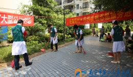 我院与五一西社区携手开展党员大扫除活动