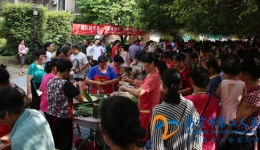 我院与五一西社区共同举办包粽子比赛