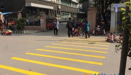 我院规划设置斑马线确保群众安全出行