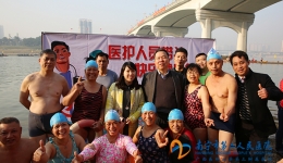 我院参加一年一度元旦冬泳邕江活动