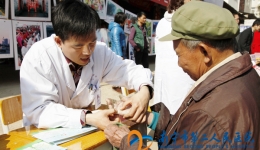 医院积极参与城区“能帮就帮·三下乡”活动