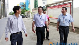 我院党政领导深入驻点社区开展“清洁乡村”活动调研