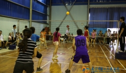 我院举行2013年新职工气排球赛