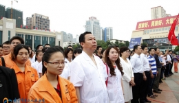 我院组织职工参加全市庆“五一”升旗仪式