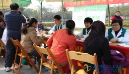 我院民盟支部志愿者开展社区学雷锋月义诊活动