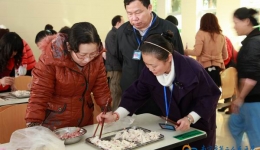 医院举行元宵包馄饨比赛