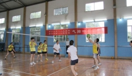 医院与市八医院进行气排球友谊赛