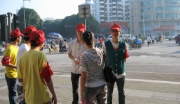 市二医院组织志愿者参加文明交通志愿服务活动
