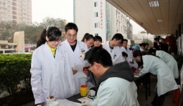 创先争优做示范，白衣天使献热血