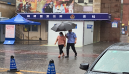 暴雨中最美的身影