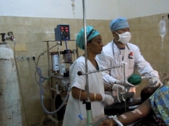 钟日胜在科摩罗首都马鲁夫医院和当地医务人员一起抢救