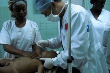 钟日胜在科摩罗首都马鲁夫医院抢救一名气管异物的患儿