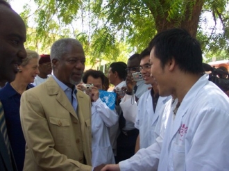 联合国秘书长安南握住我的手对我用中文说：“谢谢