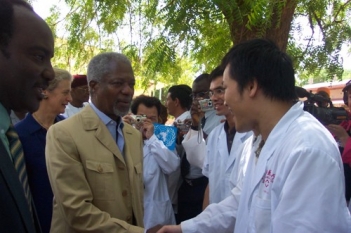 联合国秘书长安南握住我的手对我用中文说：“谢谢