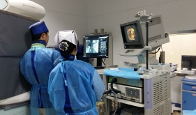 苏东星主任正在实施ERCP手术