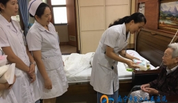 祝福送病房，温馨暖病人——老年病科在中秋节来临之际开展病房探访活动