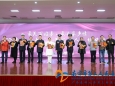 她的“这一跪”诠释“最美力量”