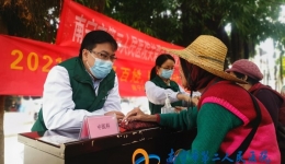 专家联合下基层 组团“摆摊”送健康