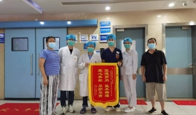 一周两面锦旗，是认可也是激励