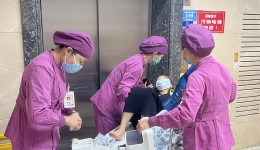 一患者在6号电梯突发晕倒，导管室护士第一时间给予处置