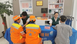 我院为快递小哥、环卫工人义诊送健康
